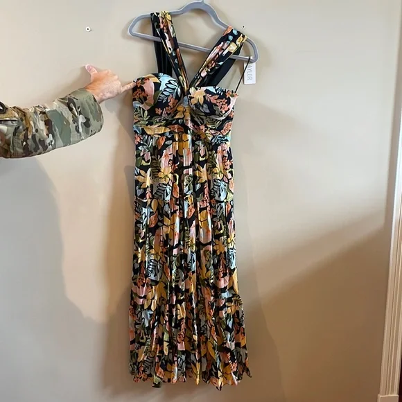 Floral Saylor midi dress!! Perfect for a summer wedding!! - Picture 1 of 5